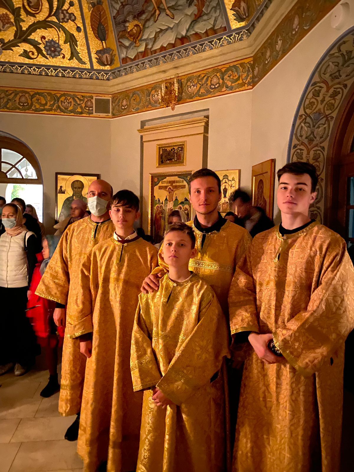 Воспитанники нашего клуба вместе помогали в Алтаре на ночной литургии  